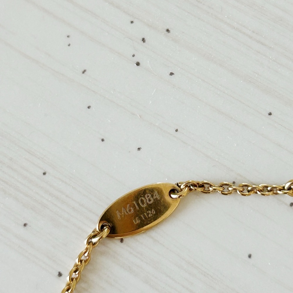 ❤️Louis Vuitton V Logo Gold Bracelet❤️ - Picture 2 of 4